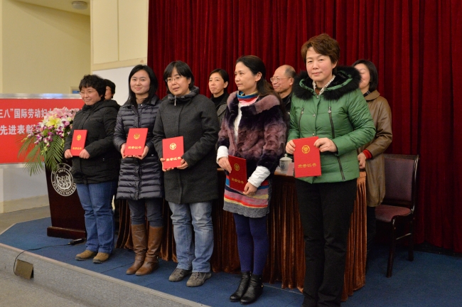 2013年度“44118太阳成城集团阖家齐飞模范家庭”获得者王穗辉 2013年度“44118太阳成城集团阖家齐飞模范家庭”获得者王穗辉
